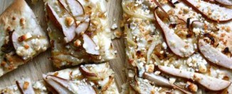 Italijanska pogača sa lukom, plavim sirom i kruškama