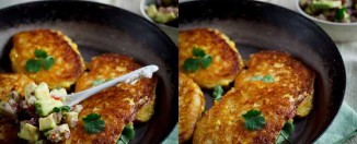 Uštipci od kukuruza i sira sa pikantnim umakom od avokada