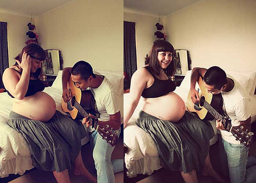 svira gitaru bebi trudnica