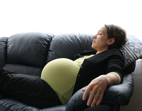 trudnica spava na kaucu i odmara