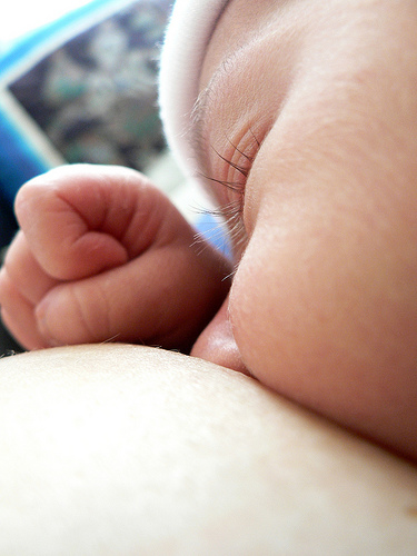 dojenje beba iz bliza