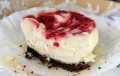 Slatke tortice sa krem sirom prelivene slatkom od malina