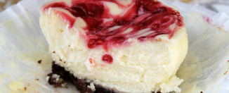 Slatke tortice sa krem sirom prelivene slatkom od malina
