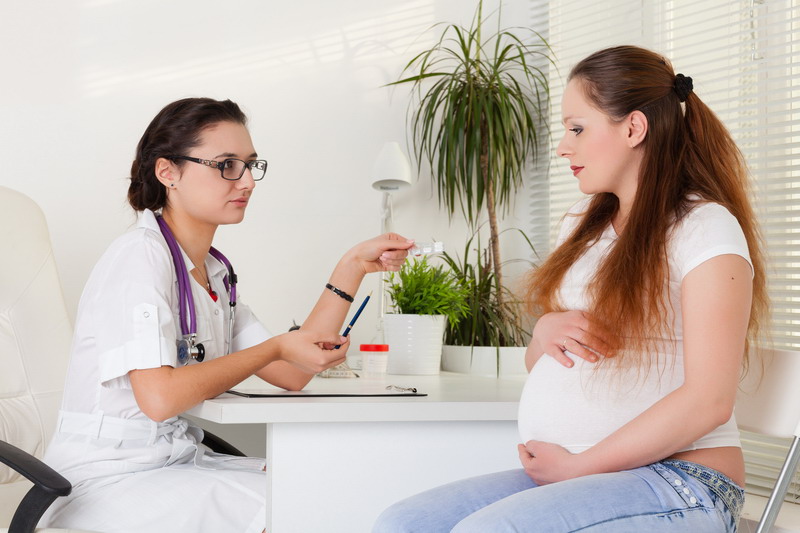 trudnica razgovara sa doktoricom