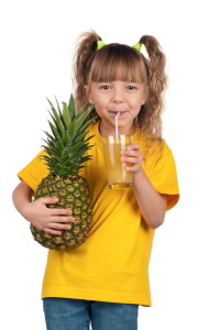 devojcica sa ananasom