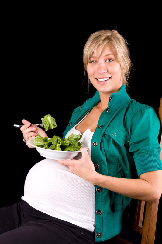 trudnica jede zelenis