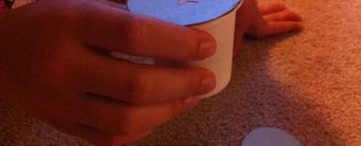 Napravite zvučnu igračku za klince od malih plastičnih čaša