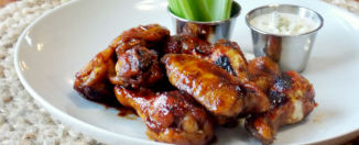 Ljuta pileća krilca sa umakom od plavog sira