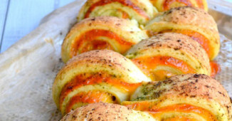 Cvetni hleb sa sirom i začinskim biljem