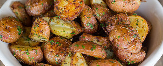 Pečeni krompir sa belim lukom i parmezanom