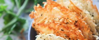 Čips od belog luka, bosiljka i parmezana