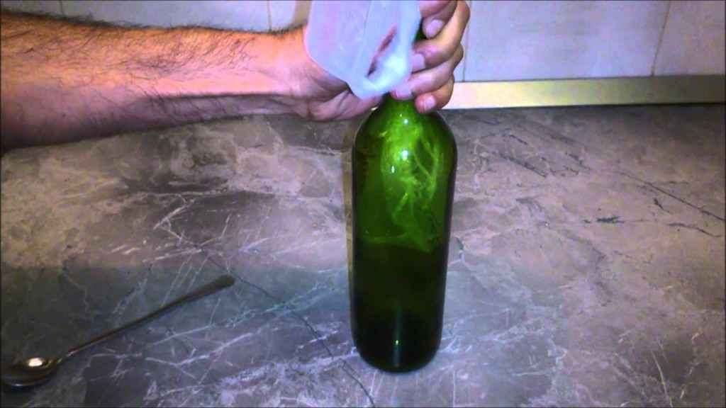 Девушка дрочит очко стеклянной бутылкой из-под вина фото