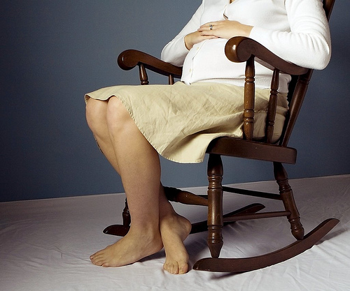 trudnica na stolici na ljuljanje