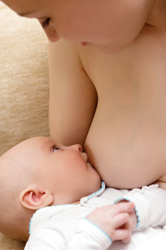 dojenje beba i majka uspravna