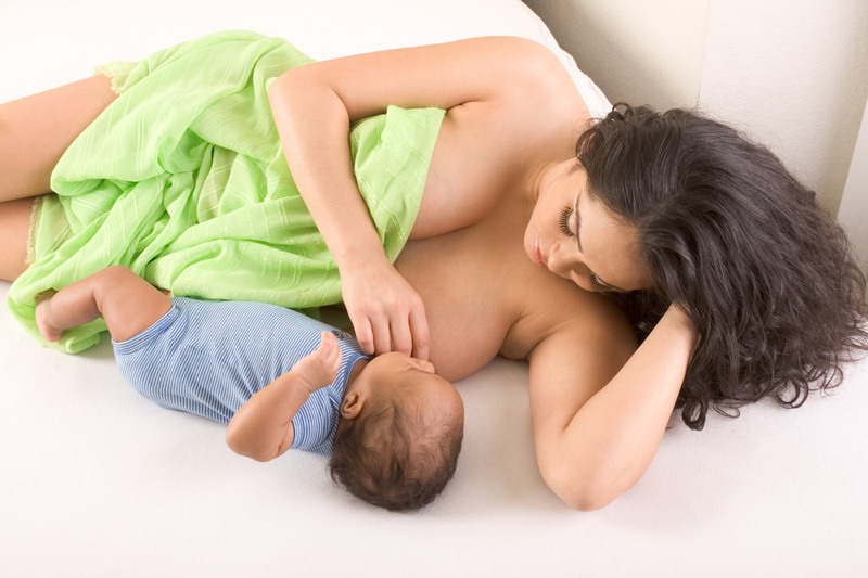 dojenje lezeci polozaj mama i beba