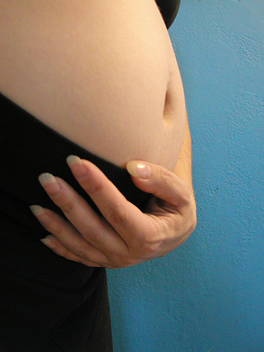trudnica se drzi za stomak