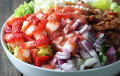 Salata sa jagodama, makom, slaninom i povrćem