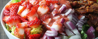 Salata sa jagodama, makom, slaninom i povrćem