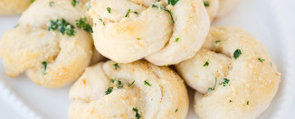 Čvorići od testa sa parmezanom i belim lukom